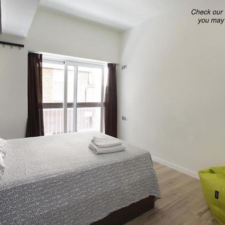 Gracia City Hostel Барселона Екстериор снимка A bedroom at the hotel