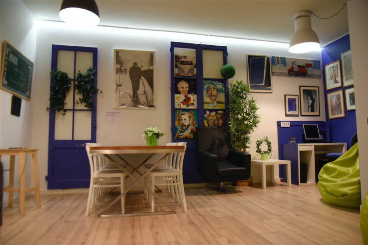 Gracia City Hostel Барселона Екстериор снимка The library