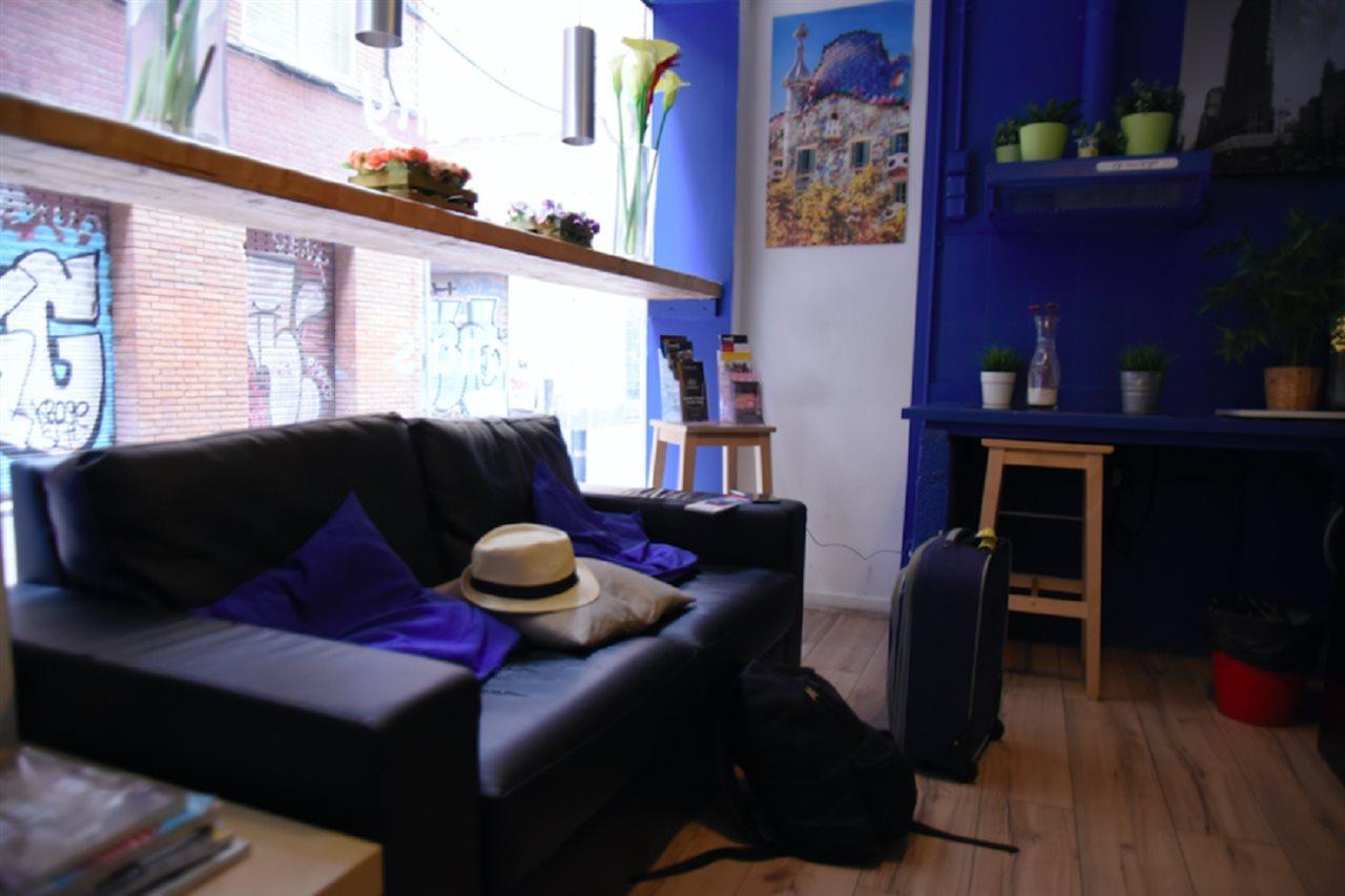 Gracia City Hostel Барселона Екстериор снимка The interior of a typical micro apartment in Paris