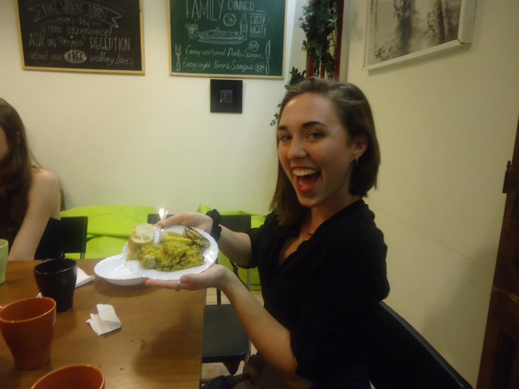 Gracia City Hostel Барселона Екстериор снимка A woman holding a plate of food