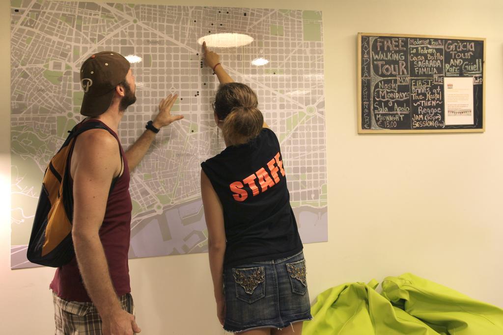 Gracia City Hostel Барселона Екстериор снимка Hostel staff helping a guest with a map
