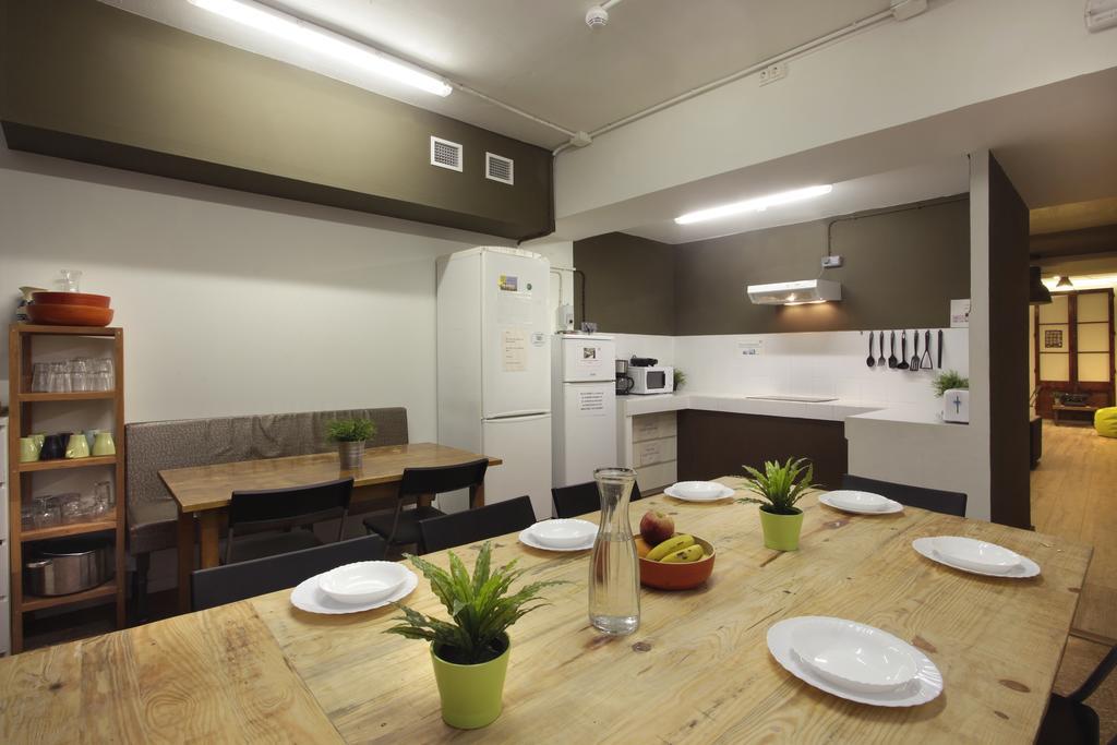 Gracia City Hostel Барселона Екстериор снимка The kitchen in a typical apartment