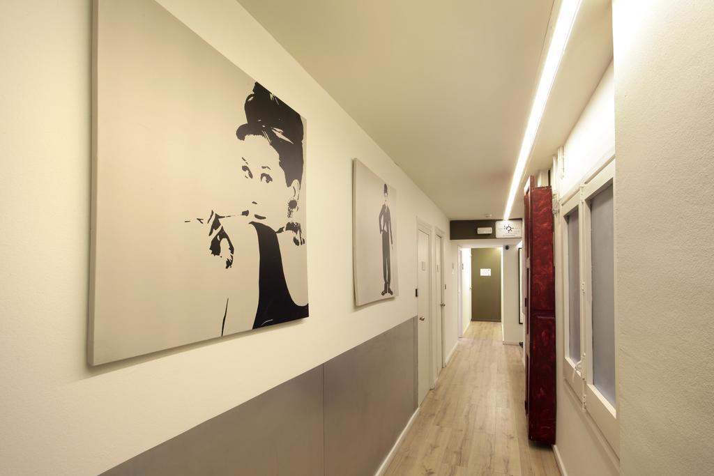 Gracia City Hostel Барселона Екстериор снимка Interior of the building