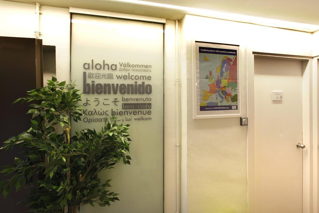 Gracia City Hostel Барселона Екстериор снимка Aloha written in several languages at the entrance of a hotel in Geneva