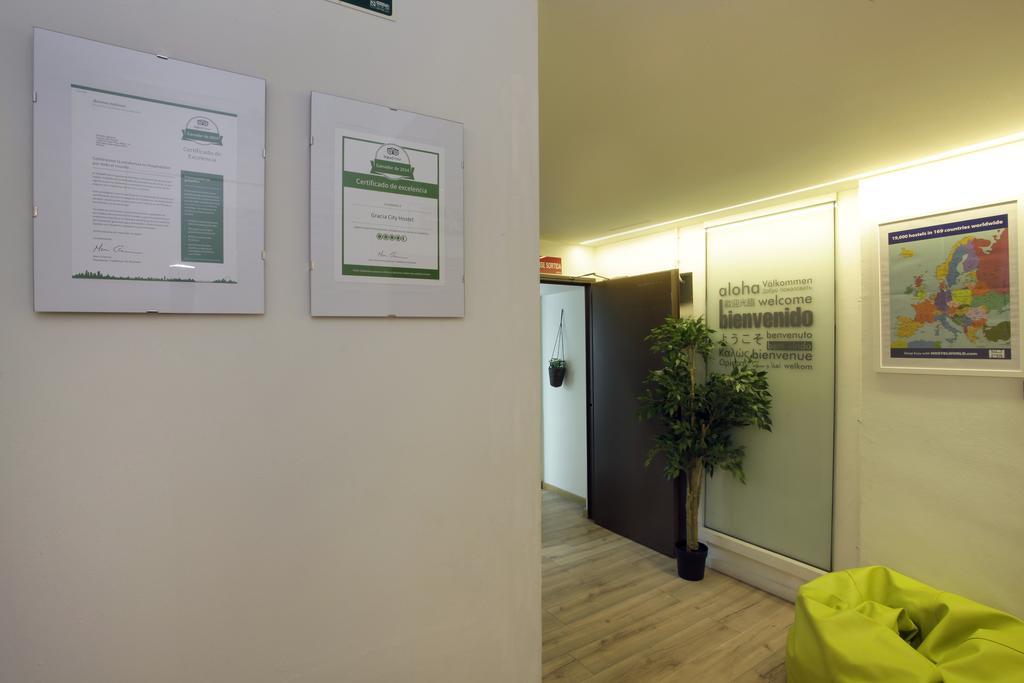 Gracia City Hostel Барселона Екстериор снимка The reception area of the clinic