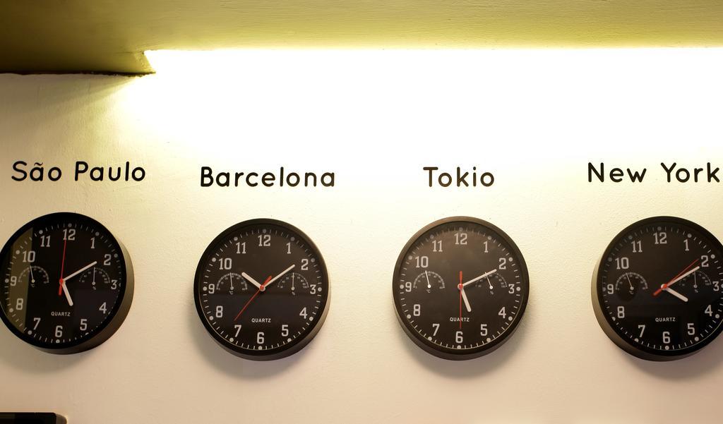 Gracia City Hostel Барселона Екстериор снимка Clocks showing the time in São Paulo, Barcelona, Tokyo and New York