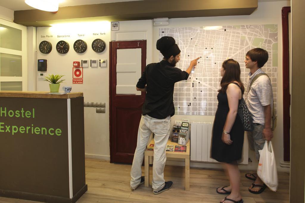 Gracia City Hostel Барселона Екстериор снимка Hostel Experience