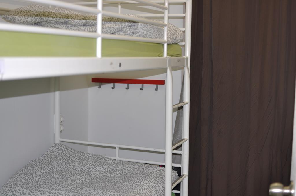 Gracia City Hostel Барселона Екстериор снимка A bunk bed with a ladder