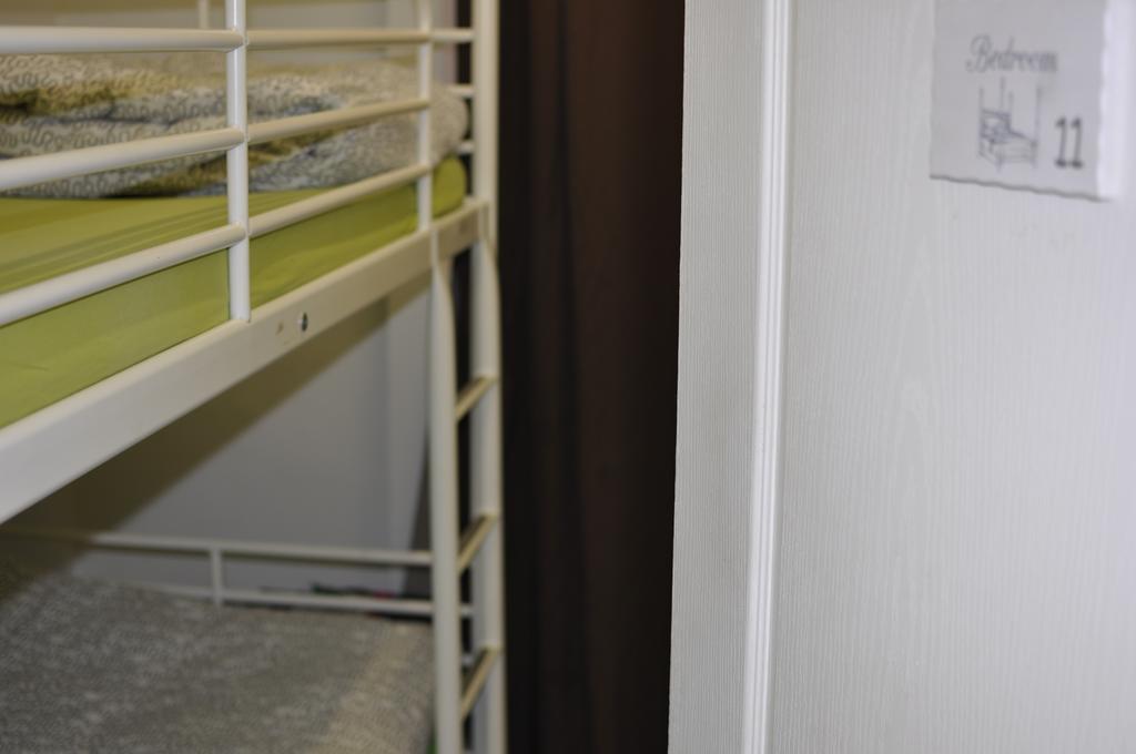 Gracia City Hostel Барселона Екстериор снимка A typical cell at the prison