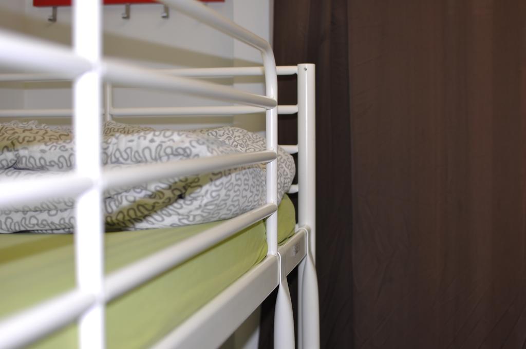 Gracia City Hostel Барселона Екстериор снимка A cot
