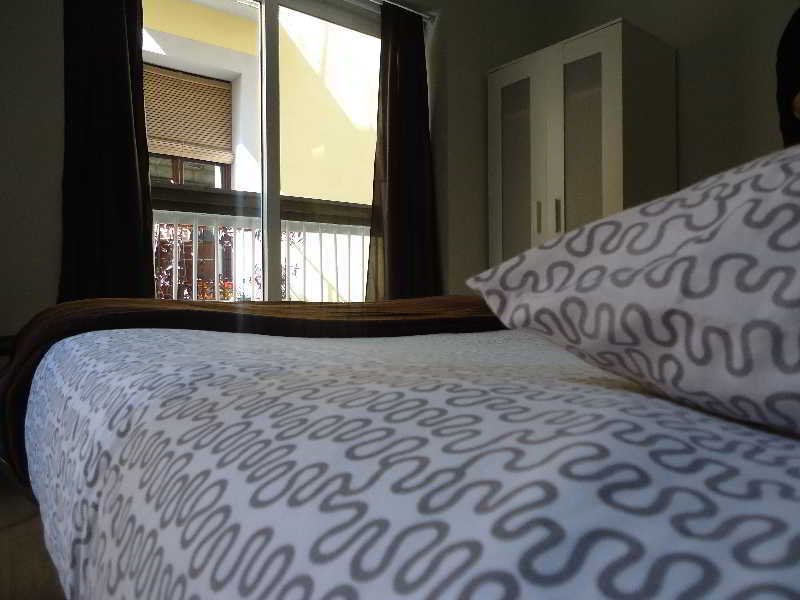 Gracia City Hostel Барселона Екстериор снимка A bed