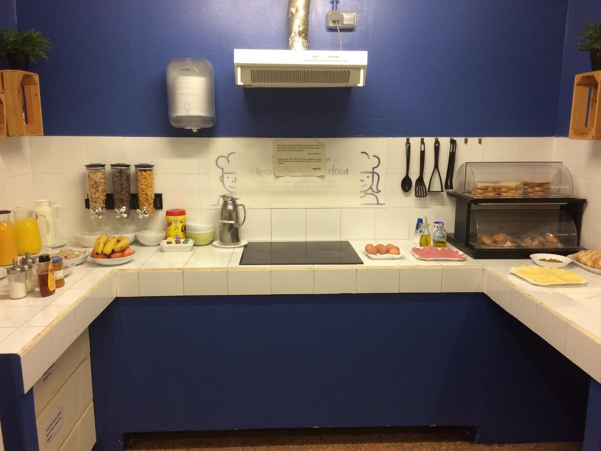 Gracia City Hostel Барселона Екстериор снимка A typical kitchen at a hostel