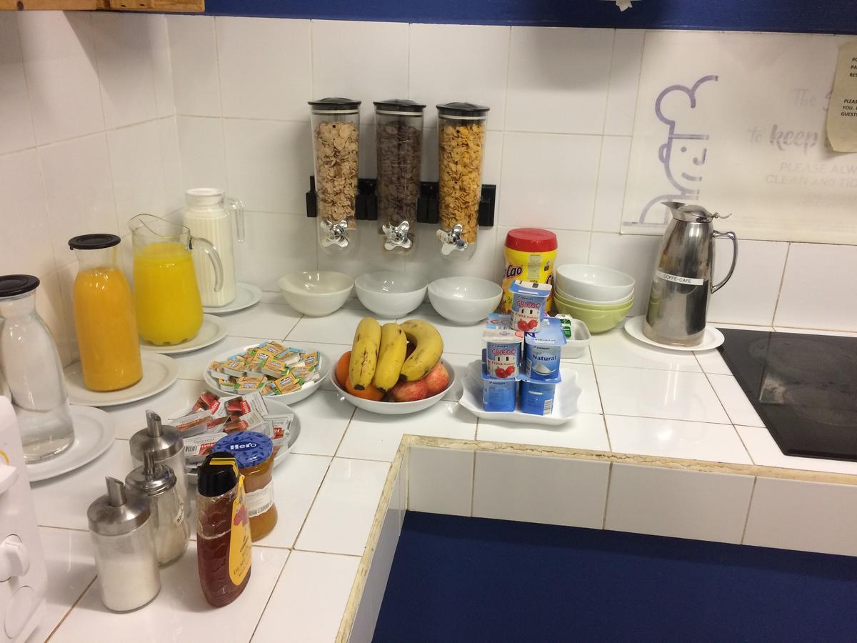 Gracia City Hostel Барселона Екстериор снимка A typical breakfast buffet