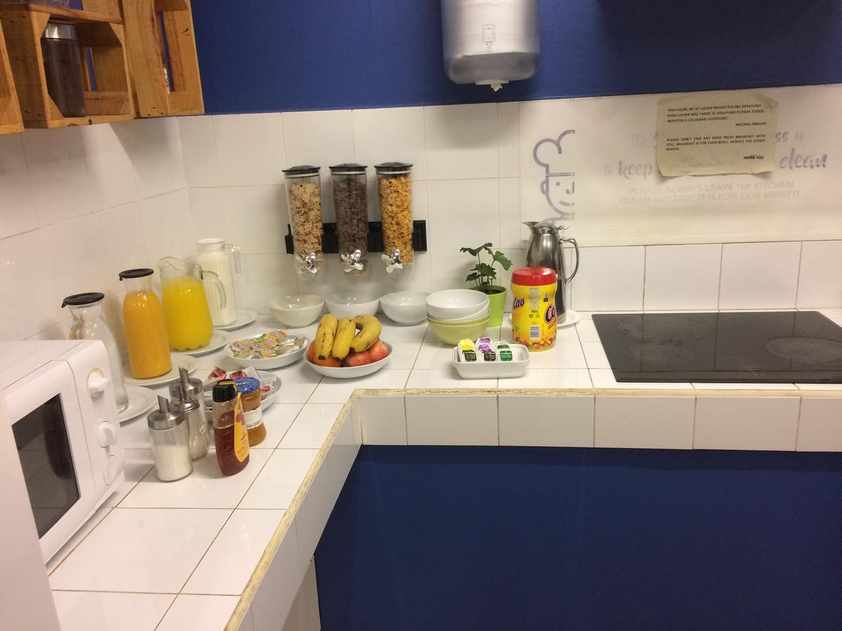 Gracia City Hostel Барселона Екстериор снимка A typical breakfast buffet at a hotel