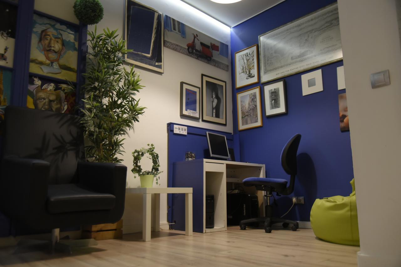Gracia City Hostel Барселона Екстериор снимка The library