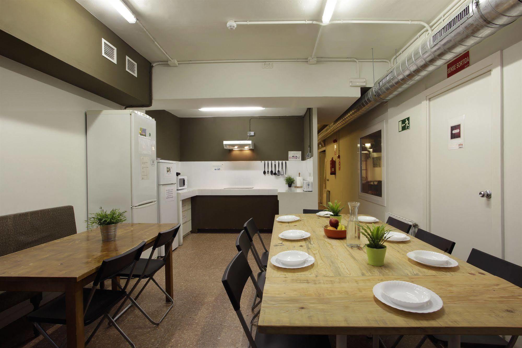 Gracia City Hostel Барселона Екстериор снимка The kitchen and dining room at the new hostel