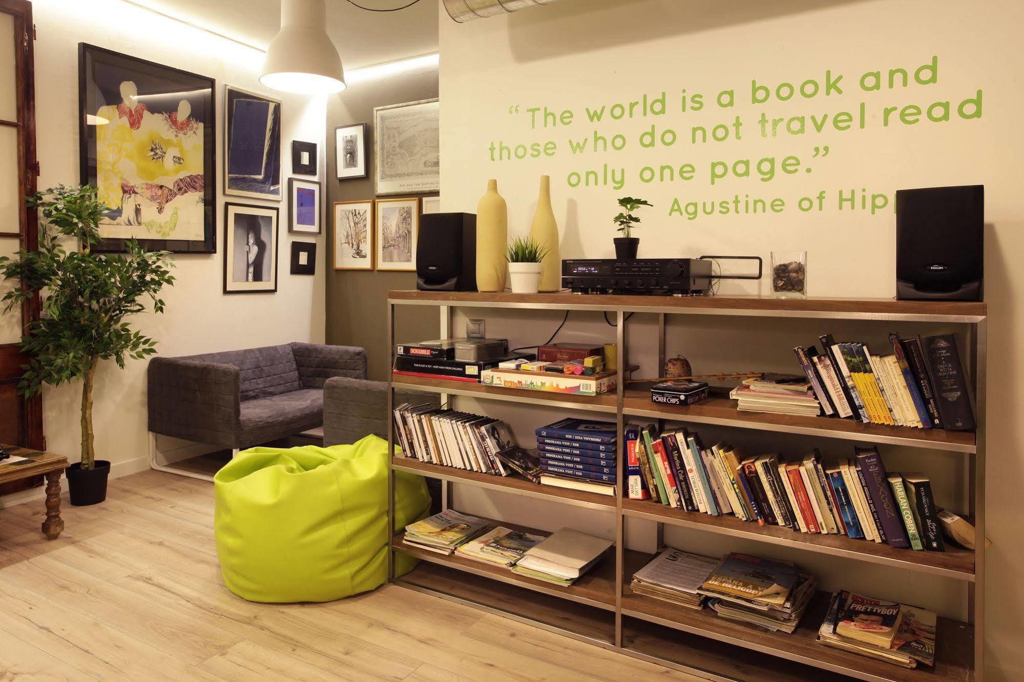 Gracia City Hostel Барселона Екстериор снимка Library