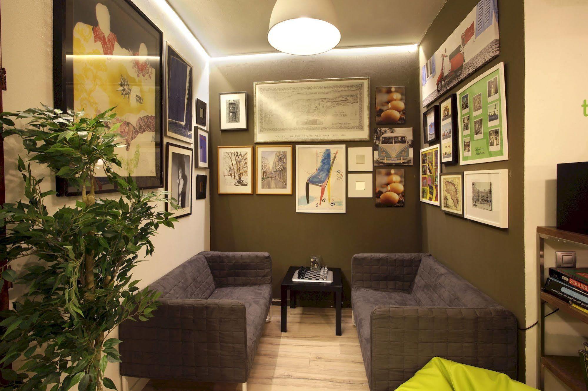 Gracia City Hostel Барселона Екстериор снимка The waiting room of a dental practice