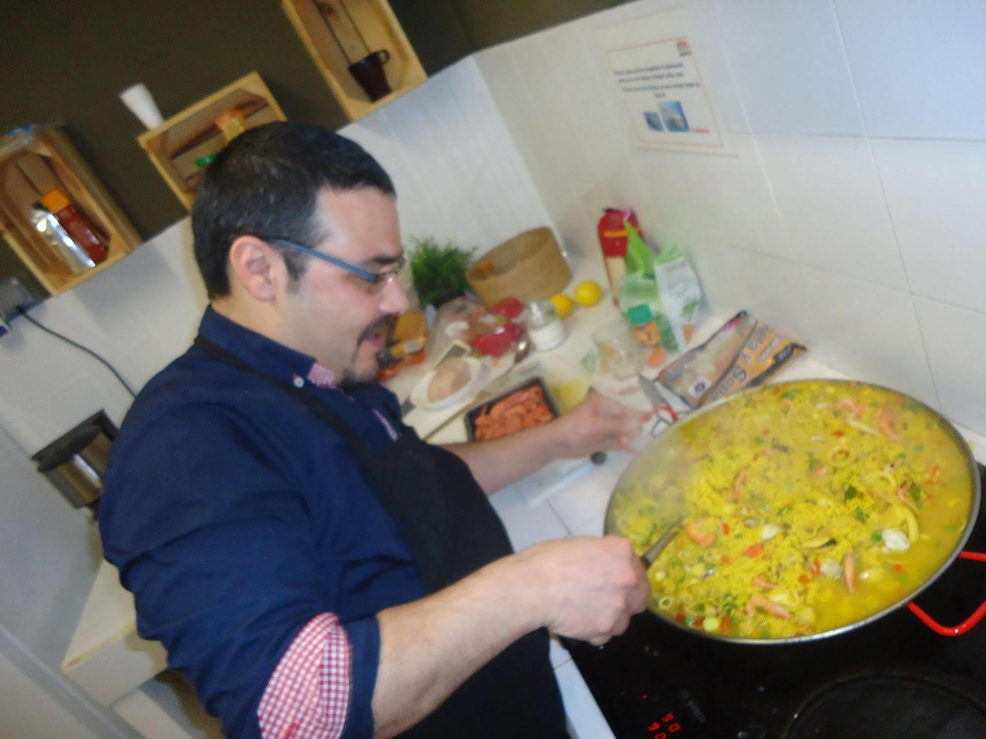 Gracia City Hostel Барселона Екстериор снимка A paella being cooked