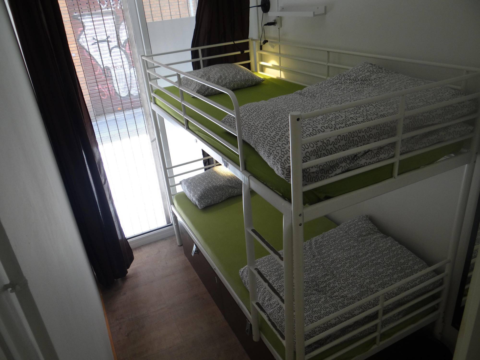 Gracia City Hostel Барселона Екстериор снимка A bunk bed