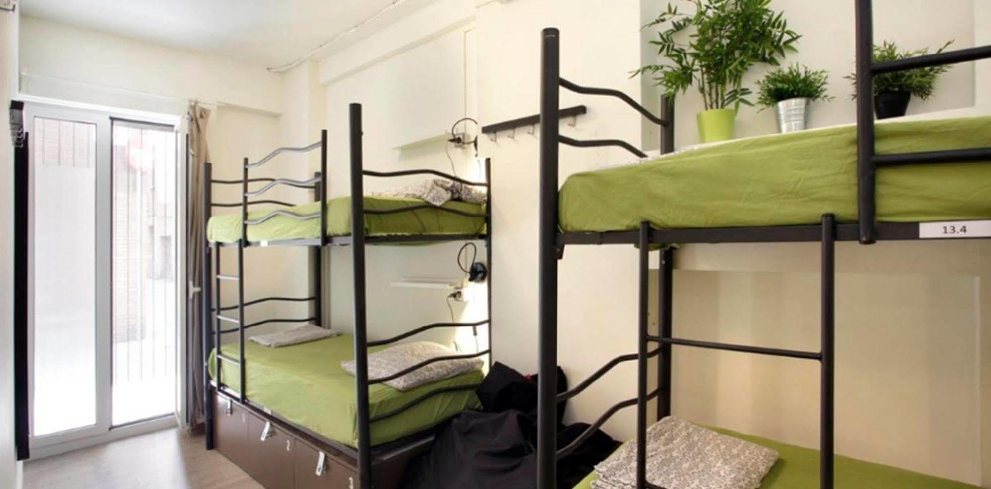 Gracia City Hostel Барселона Екстериор снимка Hostel beds