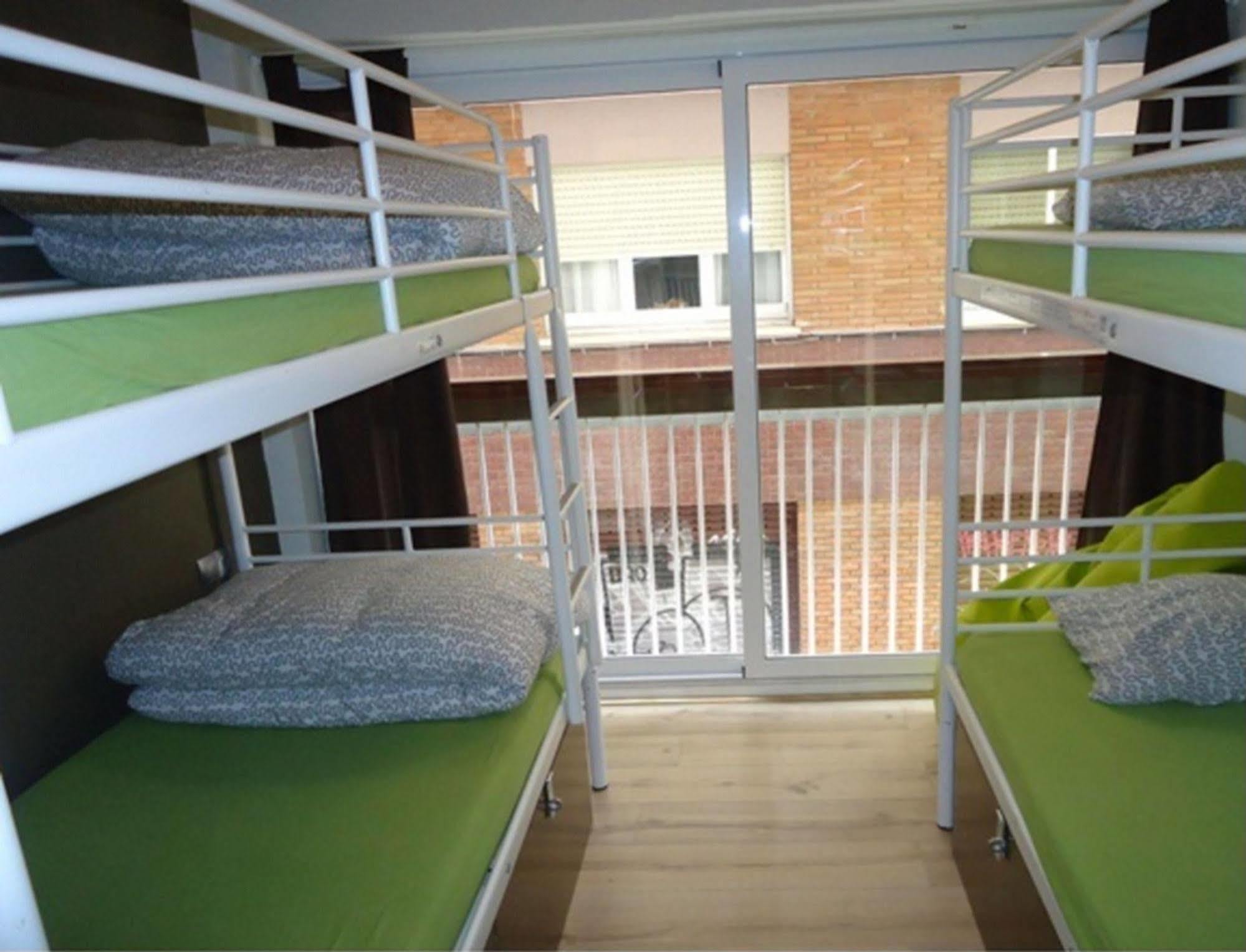 Gracia City Hostel Барселона Екстериор снимка A bunk room at the hotel