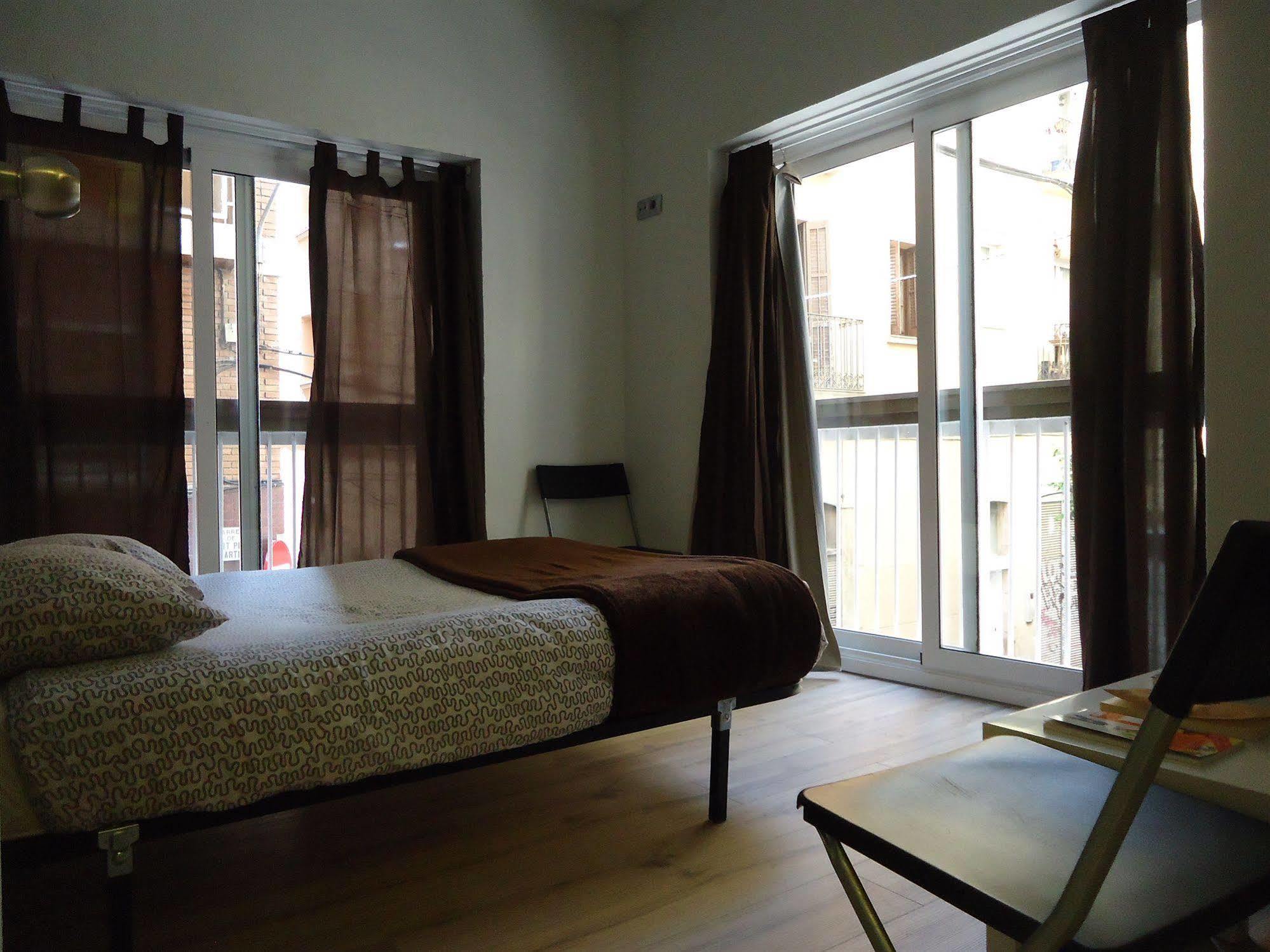 Gracia City Hostel Барселона Екстериор снимка A bedroom in a typical apartment