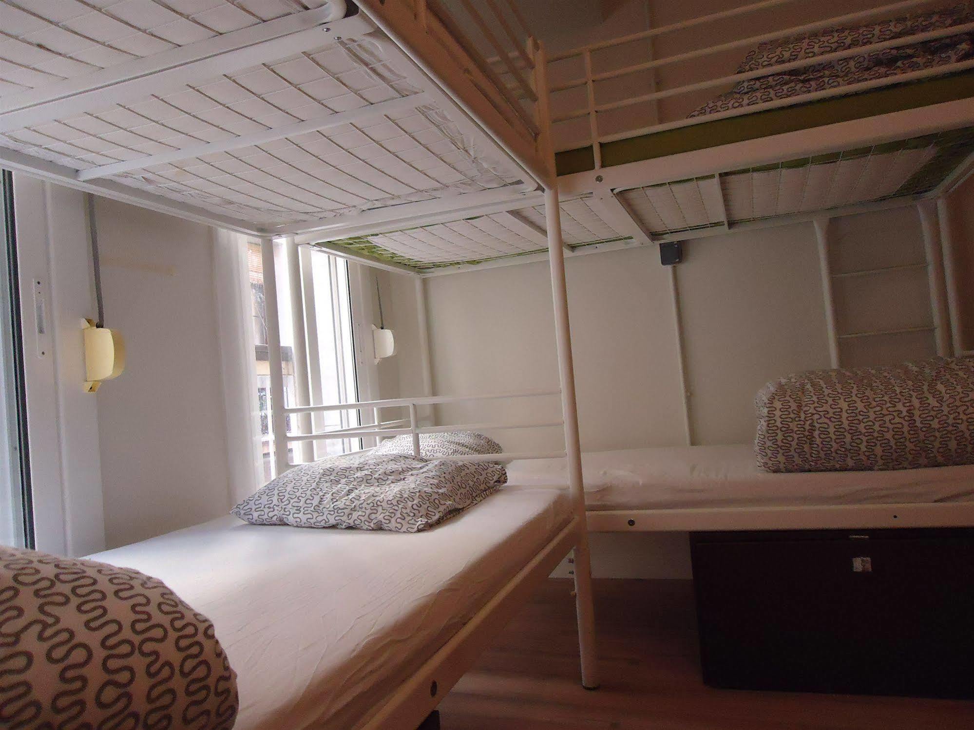 Gracia City Hostel Барселона Екстериор снимка A bunk bed