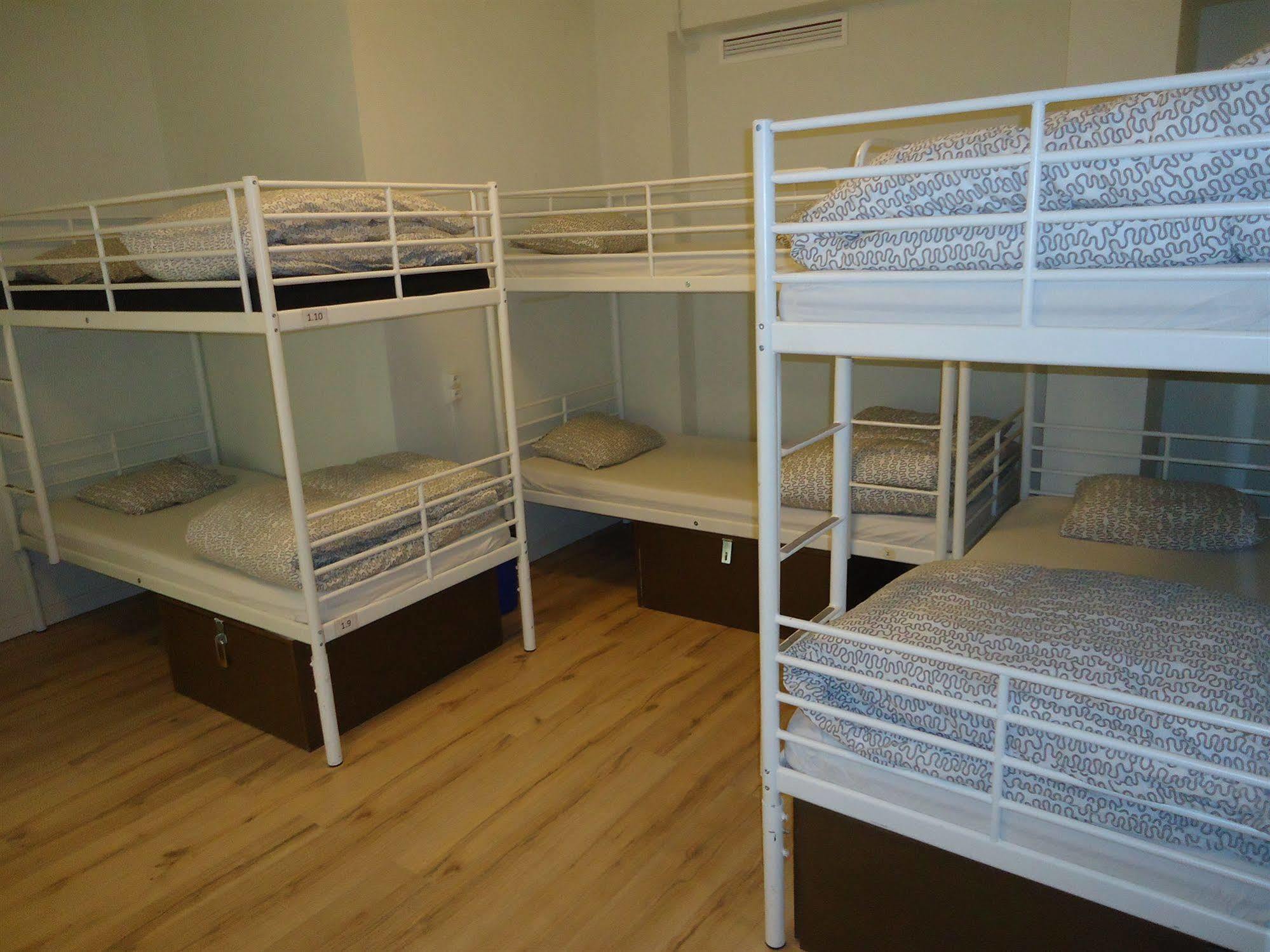 Gracia City Hostel Барселона Екстериор снимка A typical hostel room