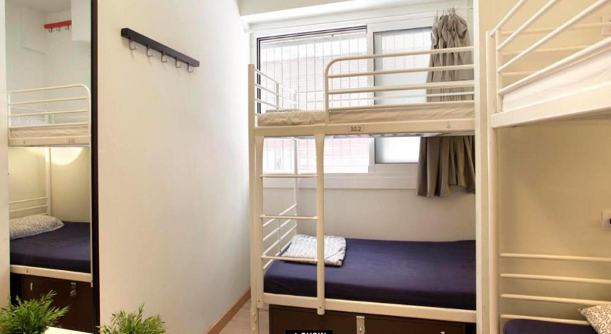 Gracia City Hostel Барселона Екстериор снимка A capsule hotel room in Japan