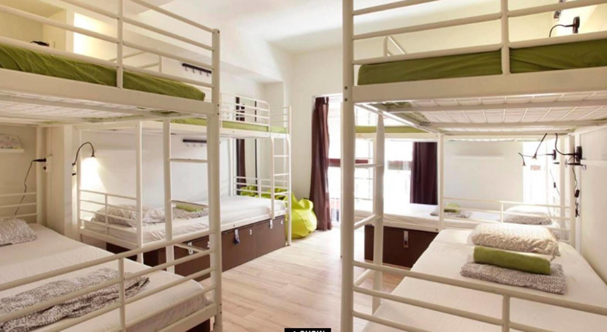 Gracia City Hostel Барселона Екстериор снимка Hostel in Prague