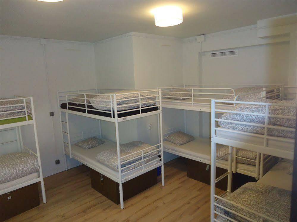 Gracia City Hostel Барселона Екстериор снимка A typical dormitory room